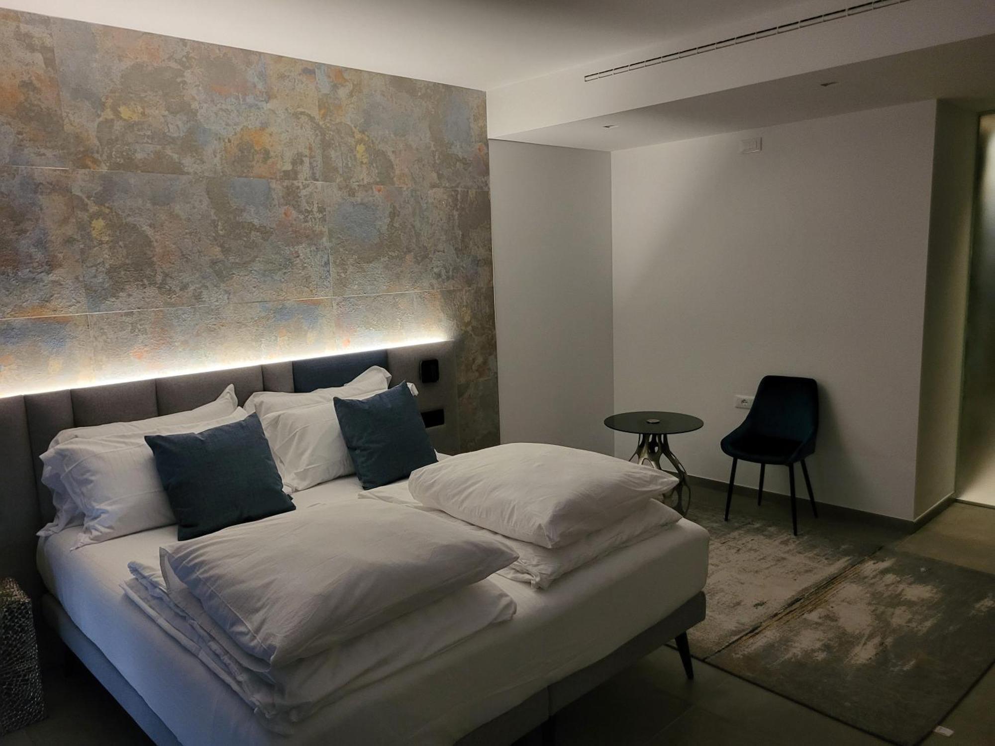 Attilio High Living Suites - Adults Only Torri Del Benaco Oda fotoğraf