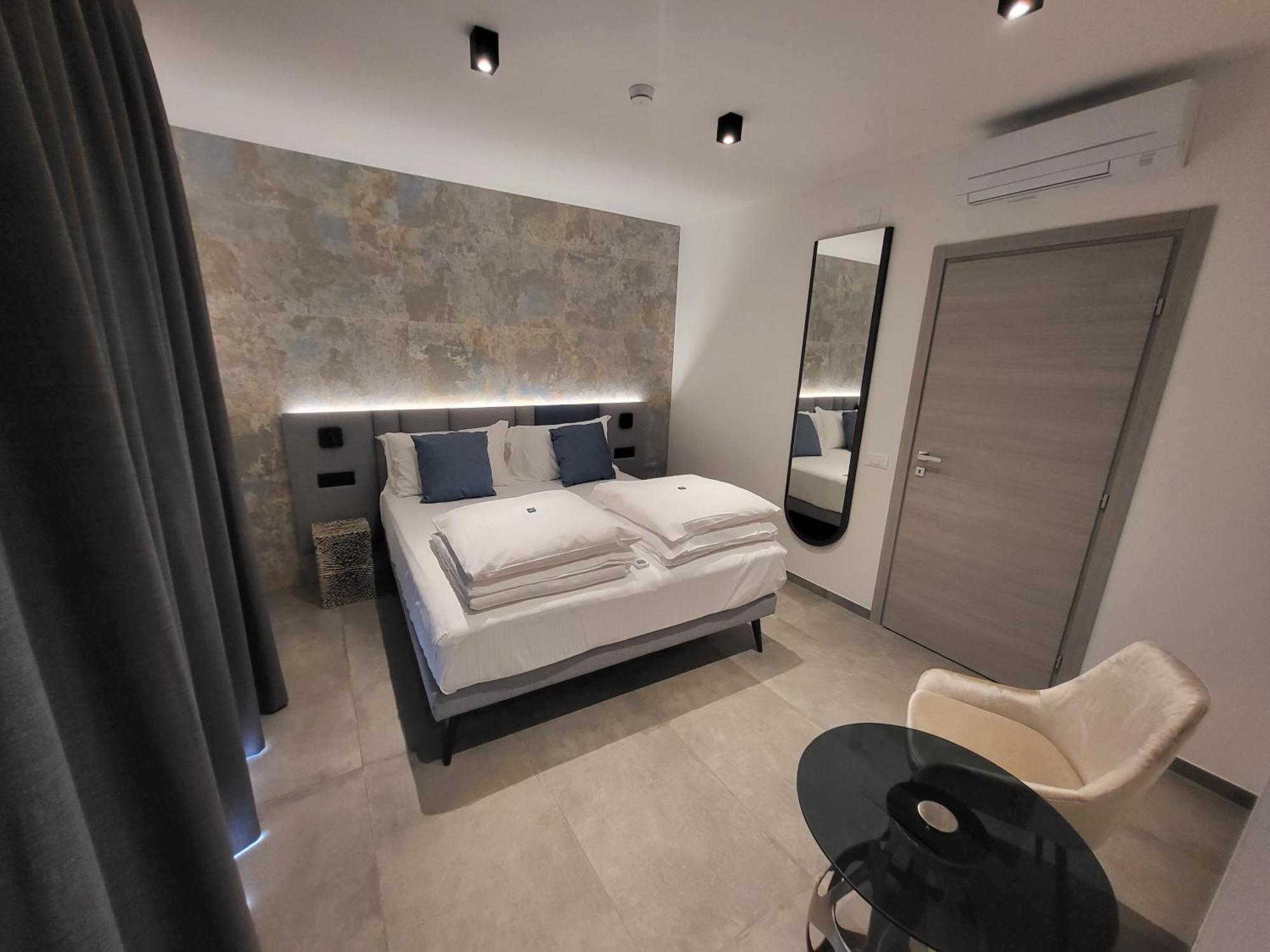 Attilio High Living Suites - Adults Only Torri Del Benaco Oda fotoğraf